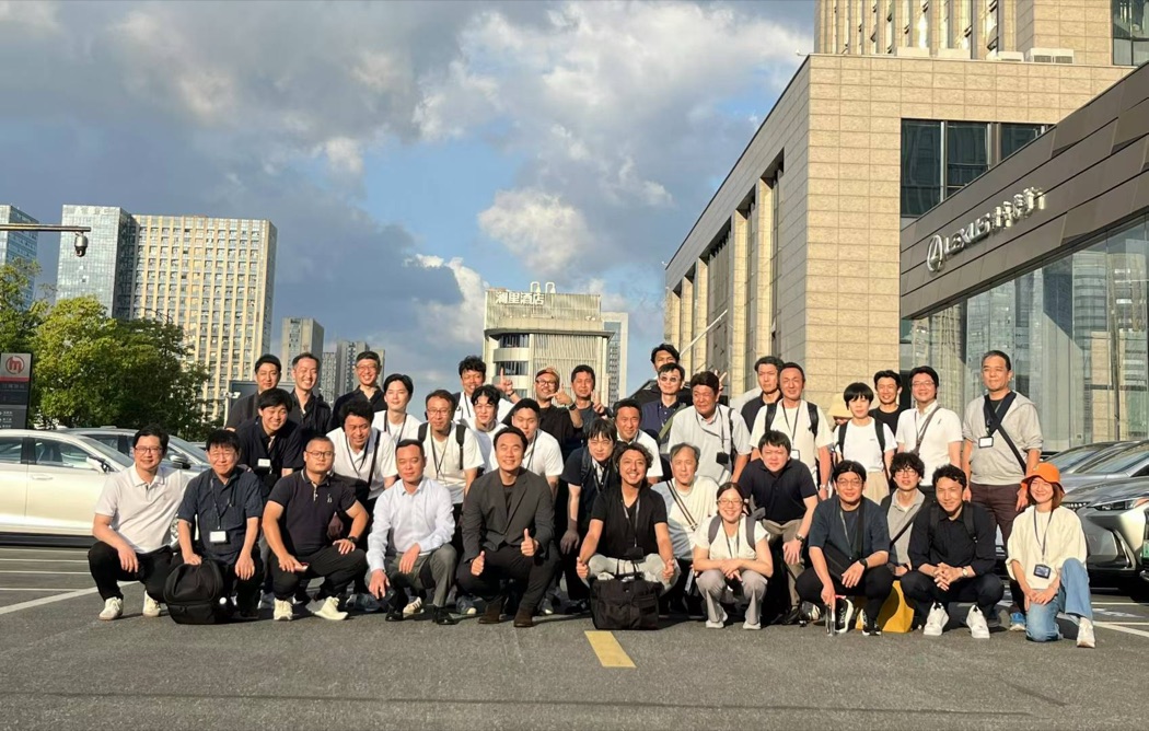 Derek with a Japanese customer delegation on a study visit to China